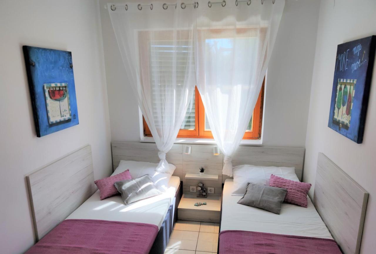 Apartments Riba Вис Екстериор снимка
