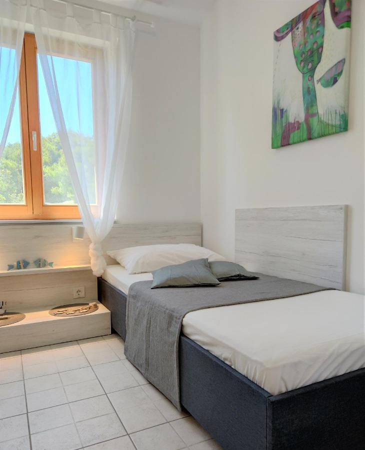 Apartments Riba Вис Екстериор снимка